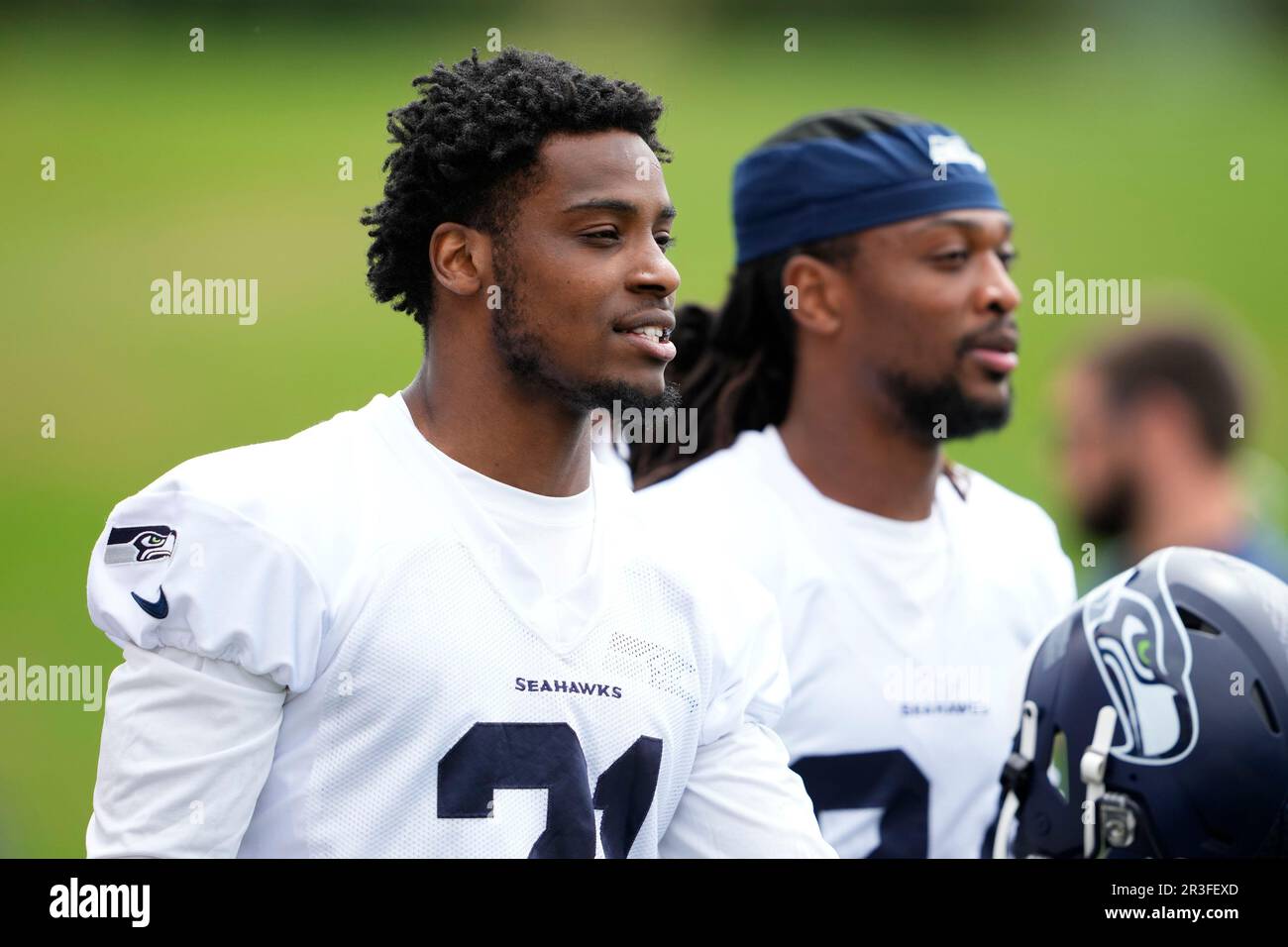 Seattle Seahawks cornerback Devon Witherspoon (21) walks onto the field Monday, May 22, 2023, at the team's NFL football training facility in Renton, Wash. (AP Photo/Lindsey Wasson) Stockfoto