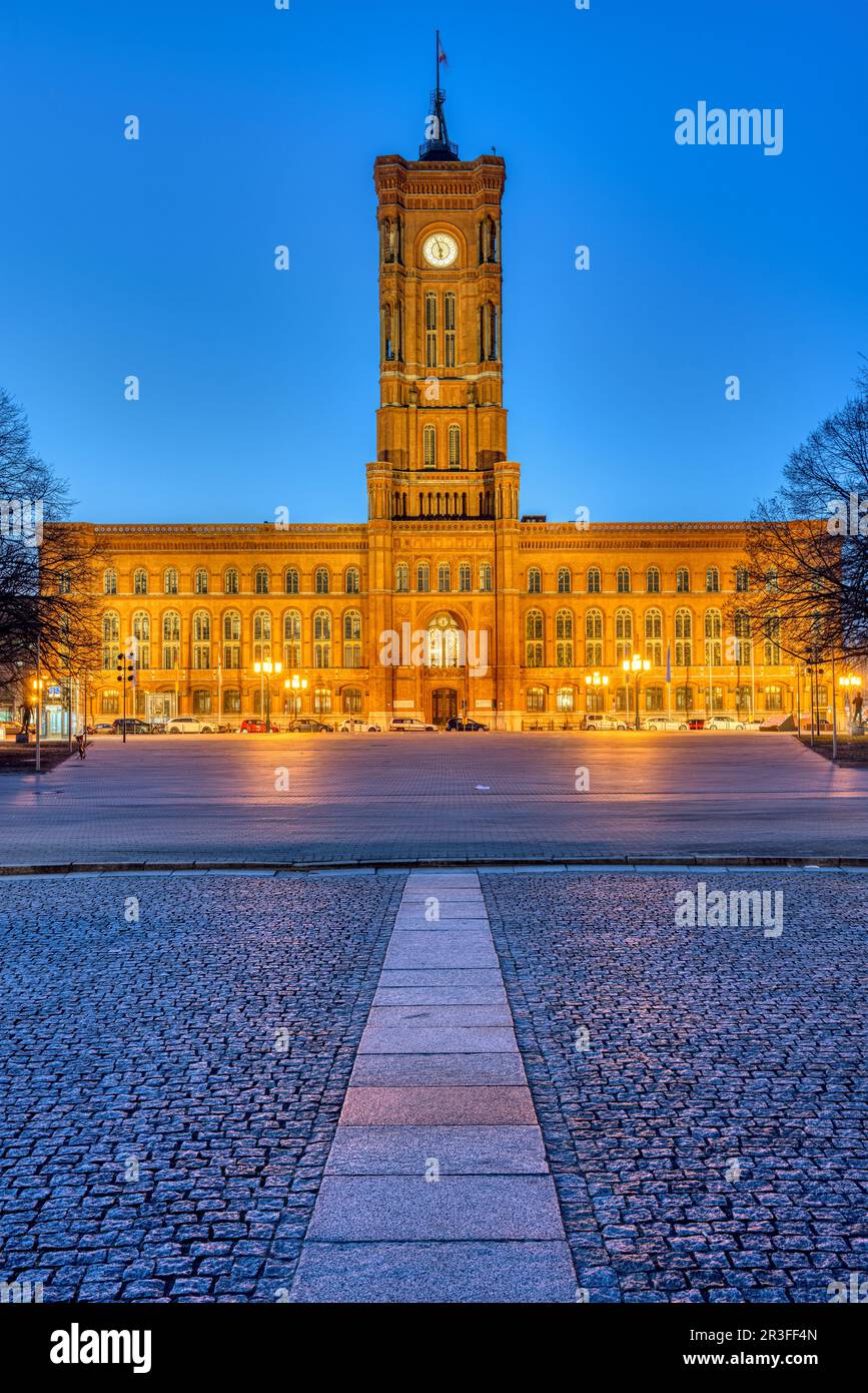 Das berühmte Berliner Rathaus Rotes Rathaus in der Abenddämmerung Stockfoto