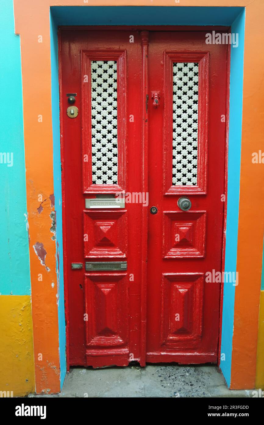 Rote Eingangstür in Funchal, Madeira Stockfoto