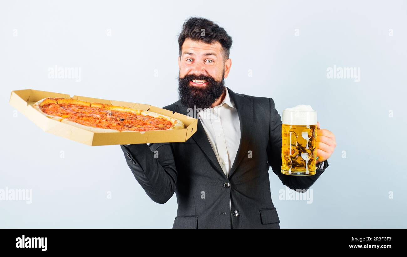 Pizza-Zeit. Bärtiger Mann mit leckerer Pizza und einem Becher Bier. Zufriedener Mann mit leckerer Pizza und kaltem Bier. Fastfood. Italienisches Essen. Geschäftsessen Stockfoto