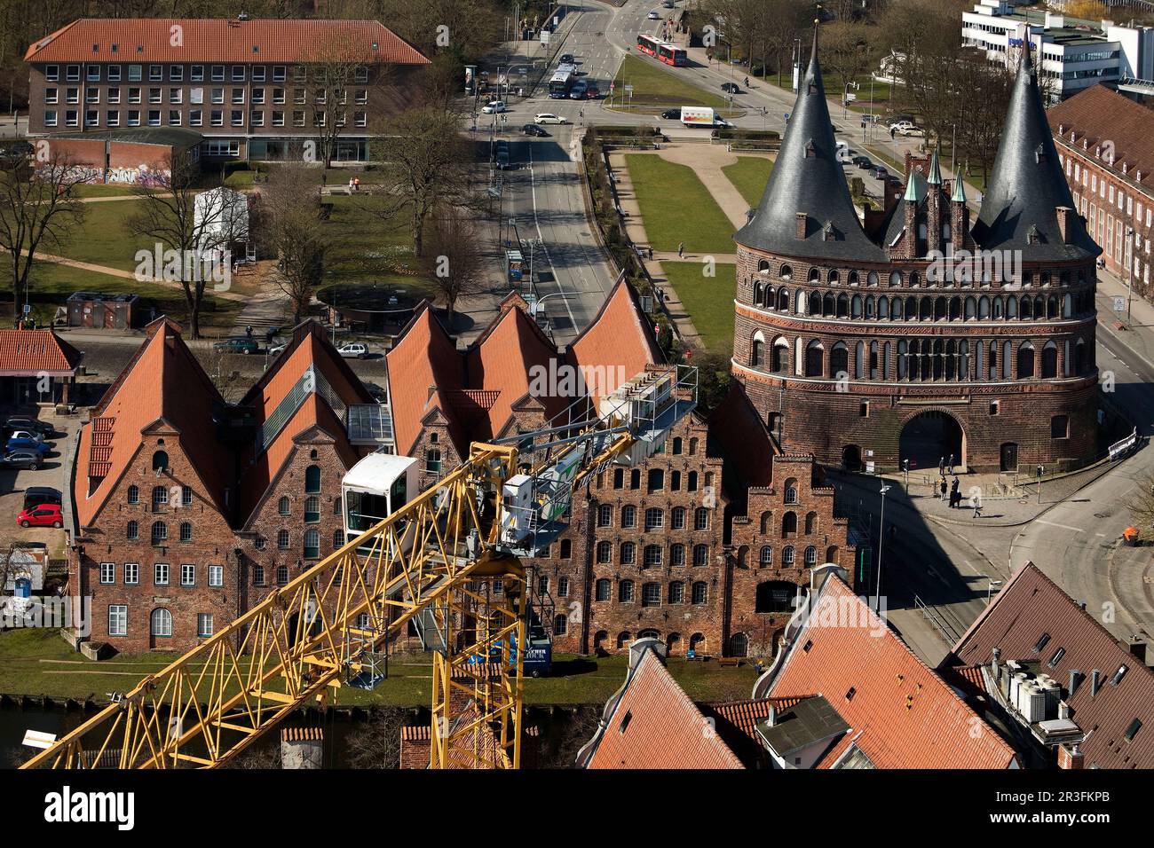 Holstentor mit Salzlager und Baukran von oben, Lübeck, Deutschland, Europa Stockfoto