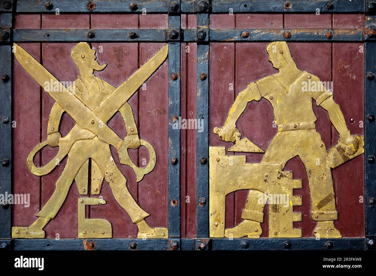 Historische Figuren an der Tür zum Ratskeller, die die Handwerksbetriebe, Lübeck, Deutschland, Europa repräsentieren Stockfoto