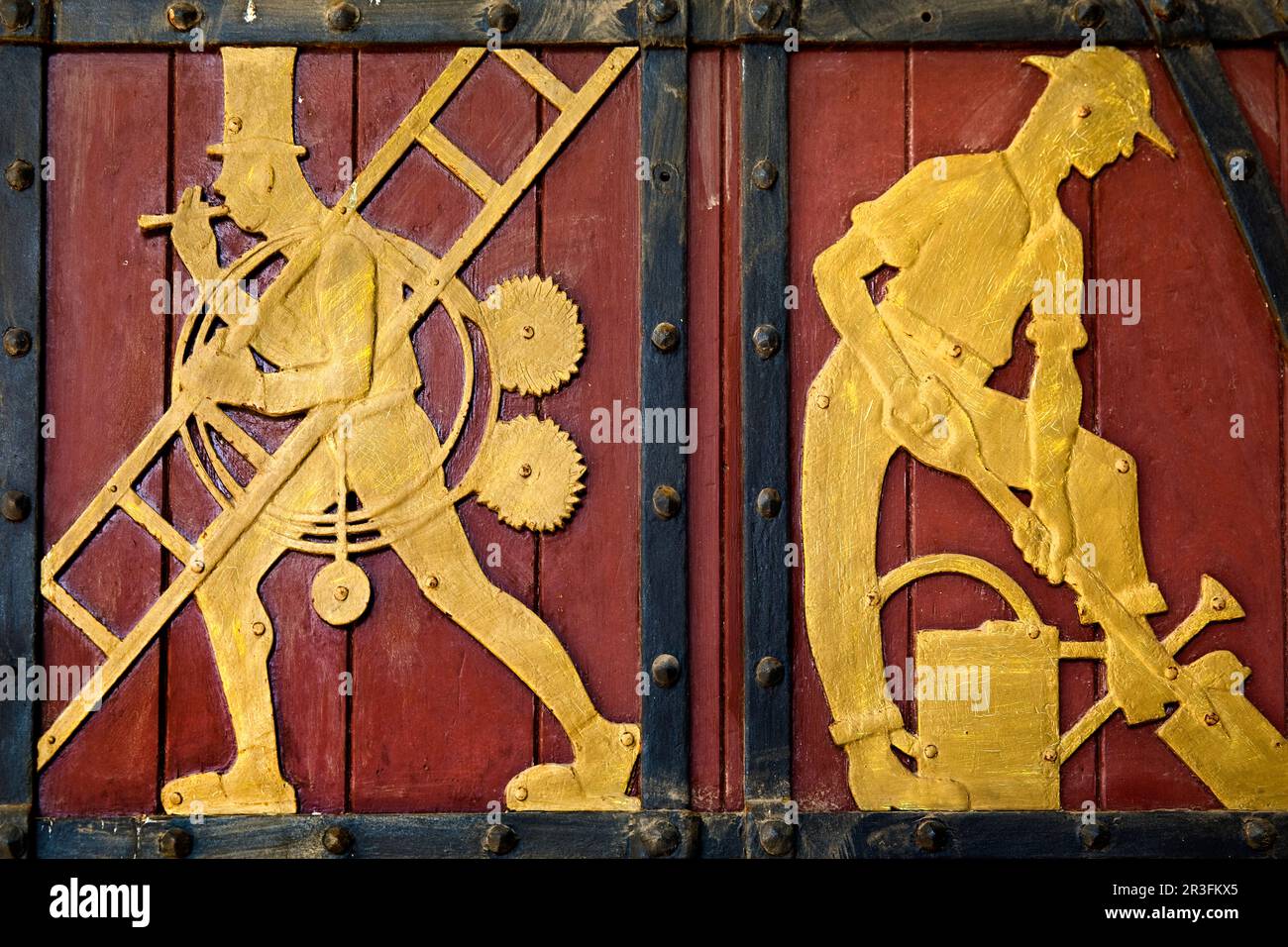 Historische Figuren an der Tür zum Ratskeller, die die Handwerksbetriebe, Lübeck, Deutschland, Europa repräsentieren Stockfoto