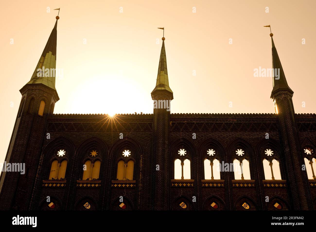 Historisches Rathaus von Lübeck, gotische Schildwand gegen das Licht, Deutschland, Europa Stockfoto