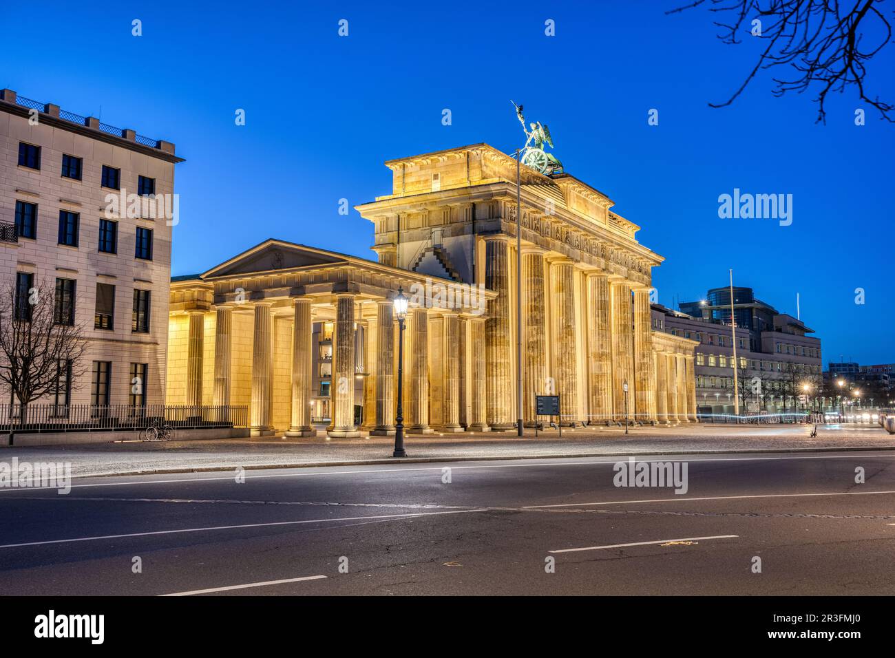 Die Rückseite des berühmten Brandenburger Tors in Berlin bei Sonnenaufgang Stockfoto