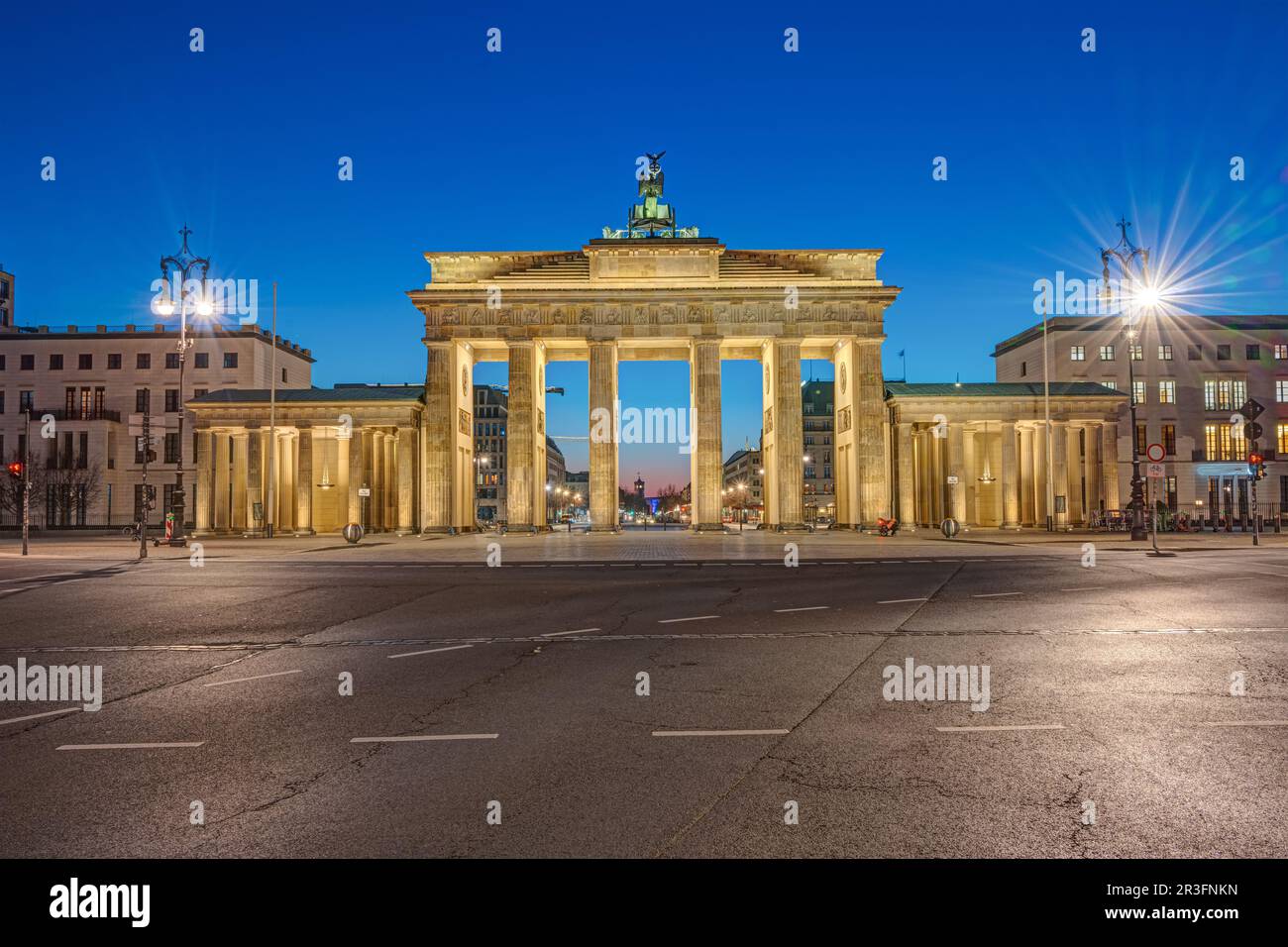 Das berühmte Brandenburger Tor in Berlin bei Nacht von der Rückseite aus gesehen Stockfoto