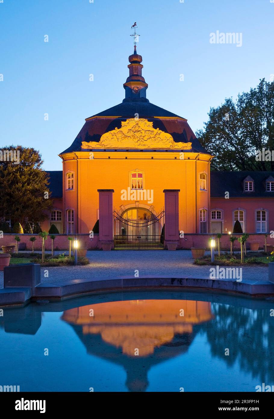 Schloss Wickrath am Abend, Mönchengladbach, Nordrhein-Westfalen, Deutschland, Europa Stockfoto