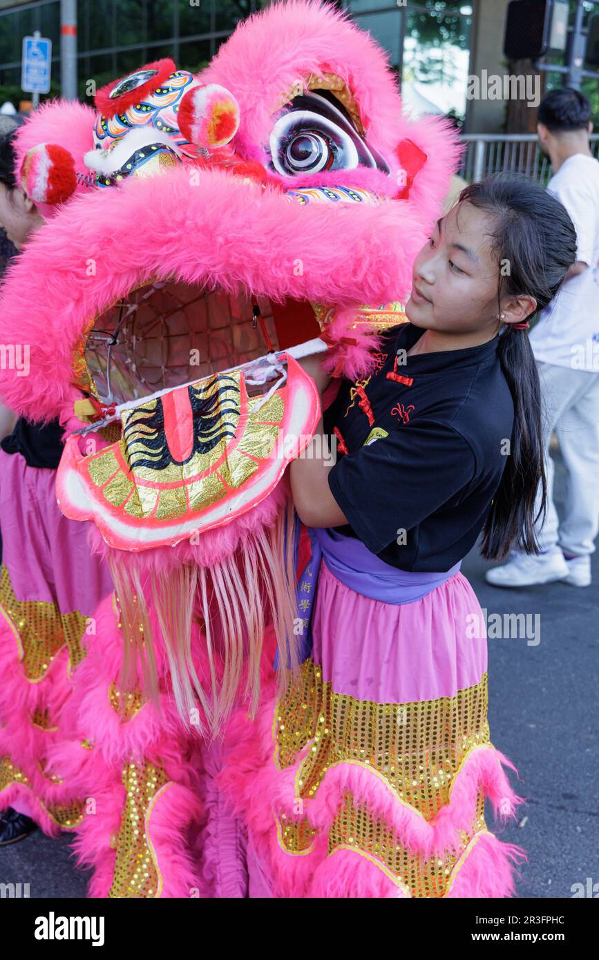 Sacramento, Usa. 19. Mai 2023. Der Night Market der asiatisch-amerikanischen Pazifikinsel findet am 19. Mai 2023 im California State Capitol in Sacramento statt. Die einheimische Jugend führt auf dem 2. Jährlichen AAPI-Nachtmarkt chinesischen Drachentanz vor großen Menschenmassen auf. (Foto: Penny Collins/NurPhoto) Guthaben: NurPhoto SRL/Alamy Live News Stockfoto