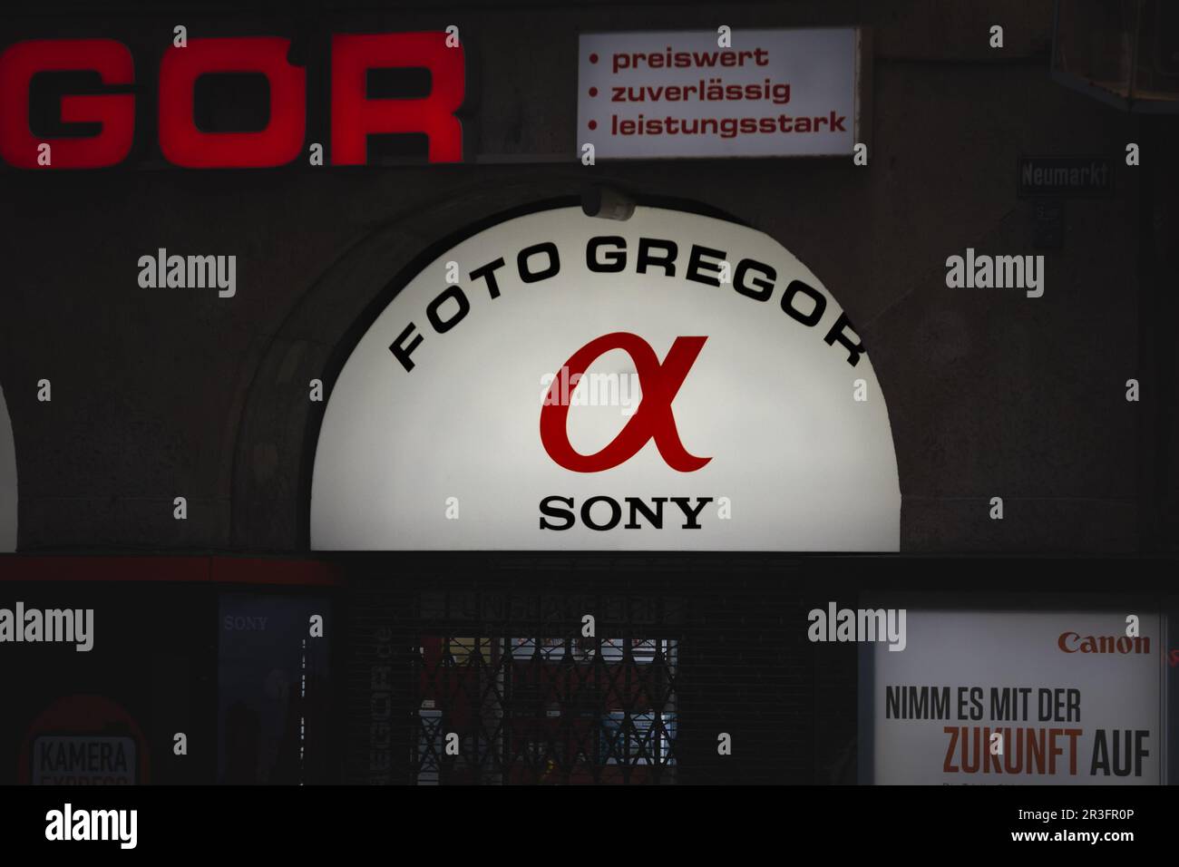 Bild eines Schildes mit dem Logo von Sony Eine Kamera, die in Köln aufgenommen wurde. Sony α (der Kleinbuchstaben in den griechischen Buchstaben Alpha, der oft als Sony transliteriert wird Stockfoto