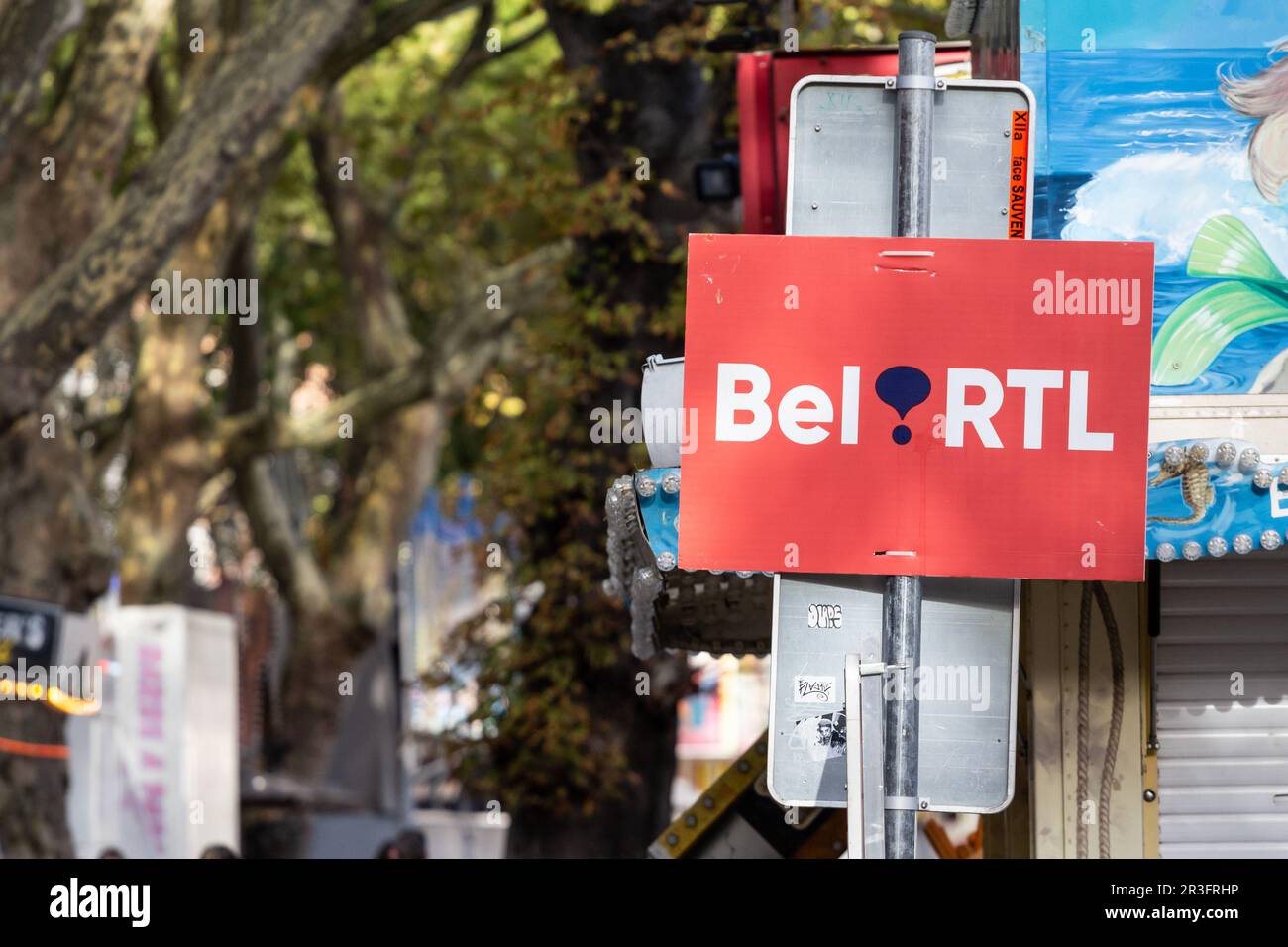 Bild eines Schildes mit dem Logo von Bel RTL in Lüttich. Bel RTL ist ein kommerzielles Rundfunknetz, das in Brüssel und Wallonien ausstrahlt. Die Station gehört uns Stockfoto