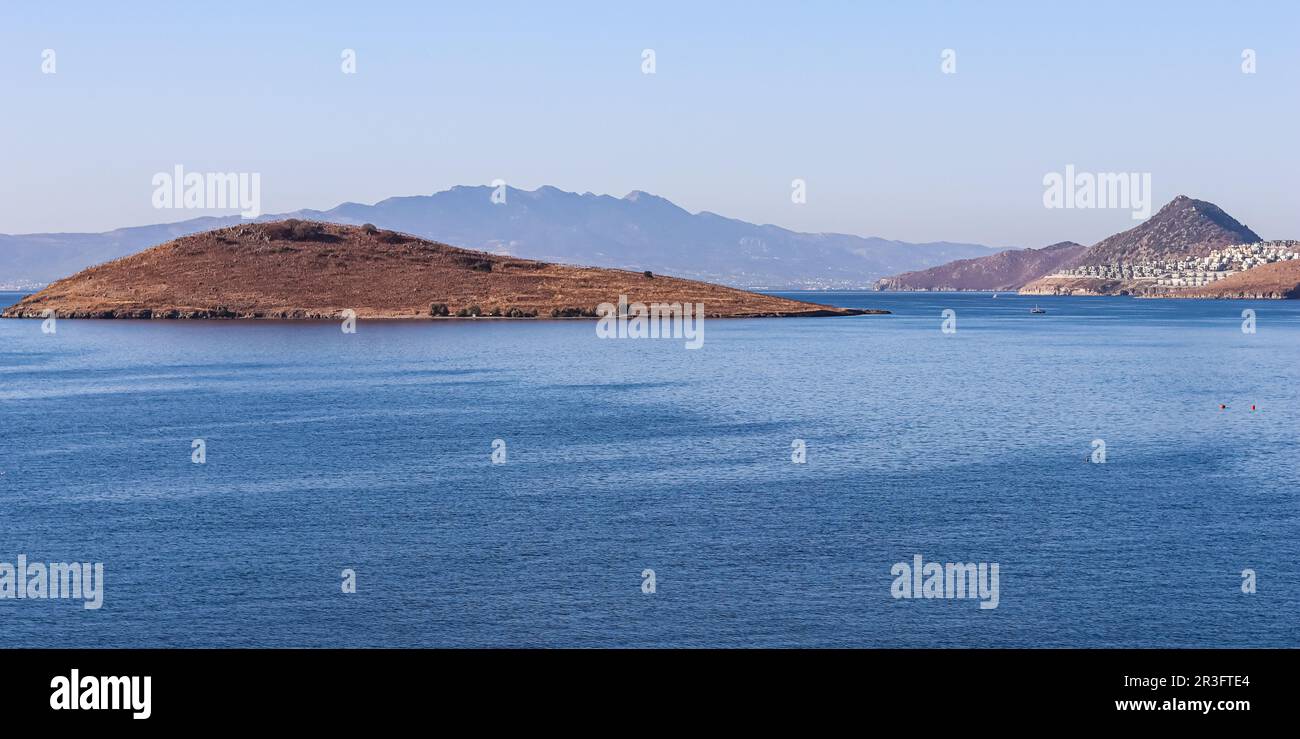 Meer, Berge und blauer Himmel. Ruhige Meereslandschaft und Küstennaturkonzept. Stockfoto