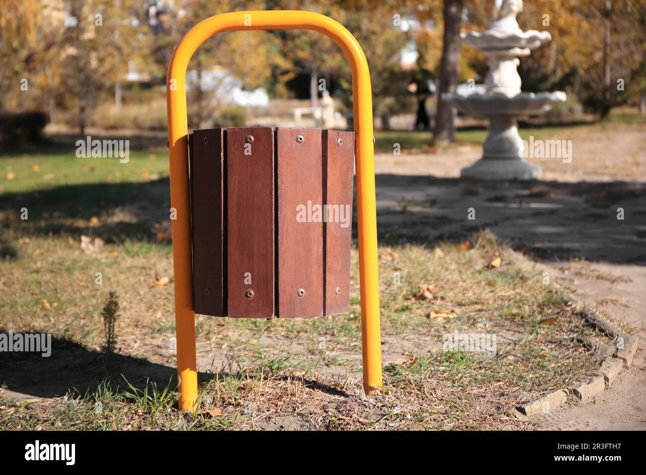 Holzmülleimer im Park an sonnigen Tagen Stockfotografie - Alamy