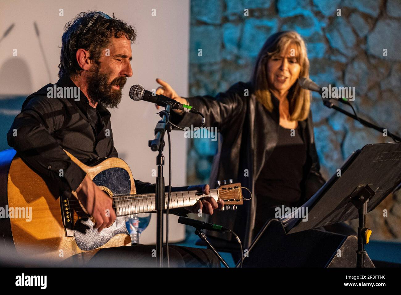 Performance von Maria del Mar Bonet und Borja Penalba, Es Baluart, Palma, Mallorca. Stockfoto