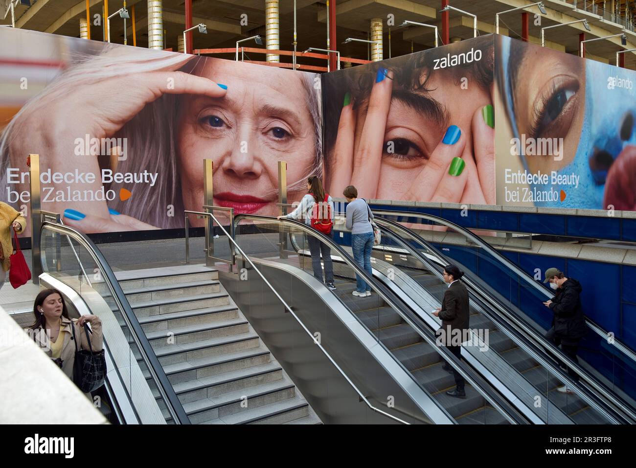 Große Werbeplakate auf der Treppe zur U-Bahn, um die Baustelle Düsseldorf zu verbergen Stockfoto