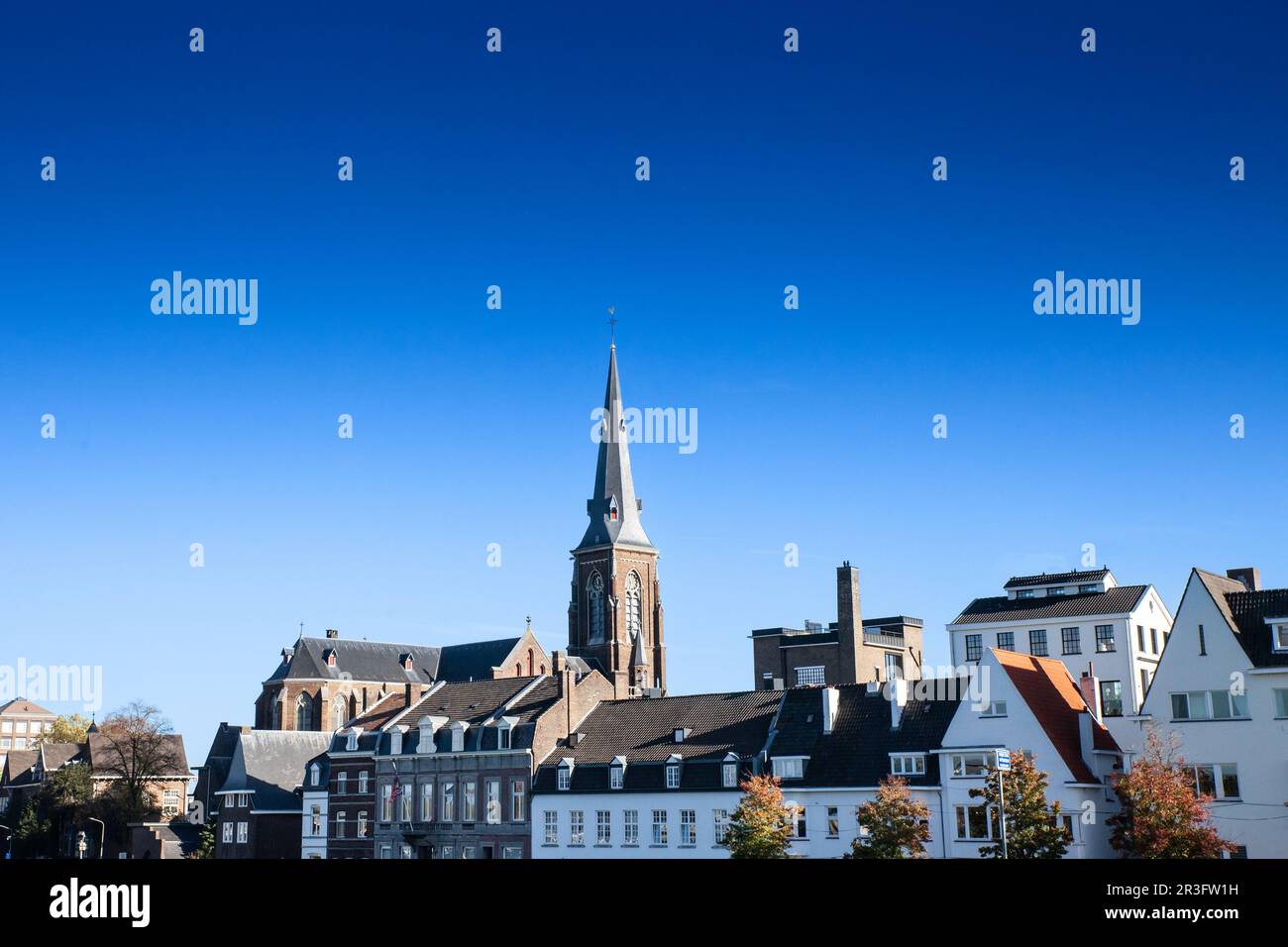 Bild des Panoramas von Maastricht an der Maas-Uferpromenade mit Schwerpunkt auf dem St. Martinuskerk. Das Sint Martinuskerk oder Sint-Maartenskerk ist ein n Stockfoto