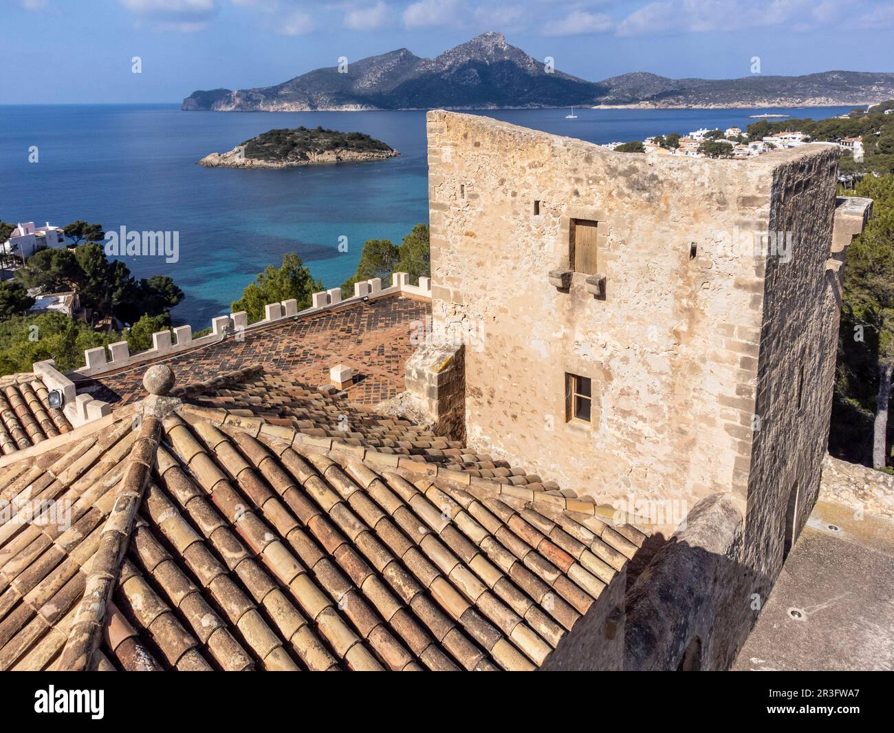 Castell de Sant Elm , Altes Krankenhaus und Verteidigungsturm aus dem 14. Jahrhundert, Sant Elm, andratx Küste, Mallorca, Balearen, Spanien. Stockfoto