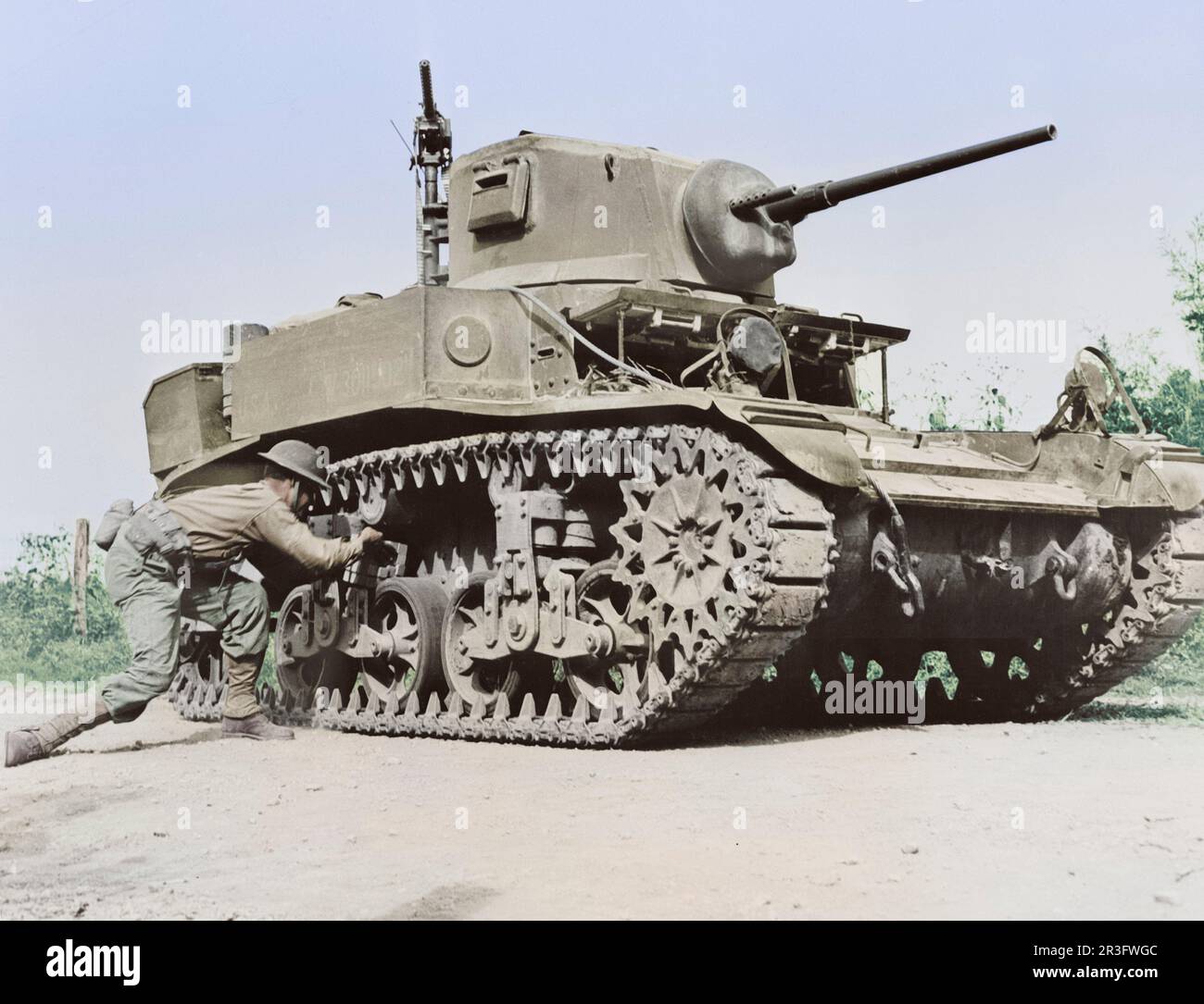 Ein Soldat stellt kostenpflichtig 29 Pfund TNT Statchel an einem leichten Panzer, ca. 1942. Stockfoto