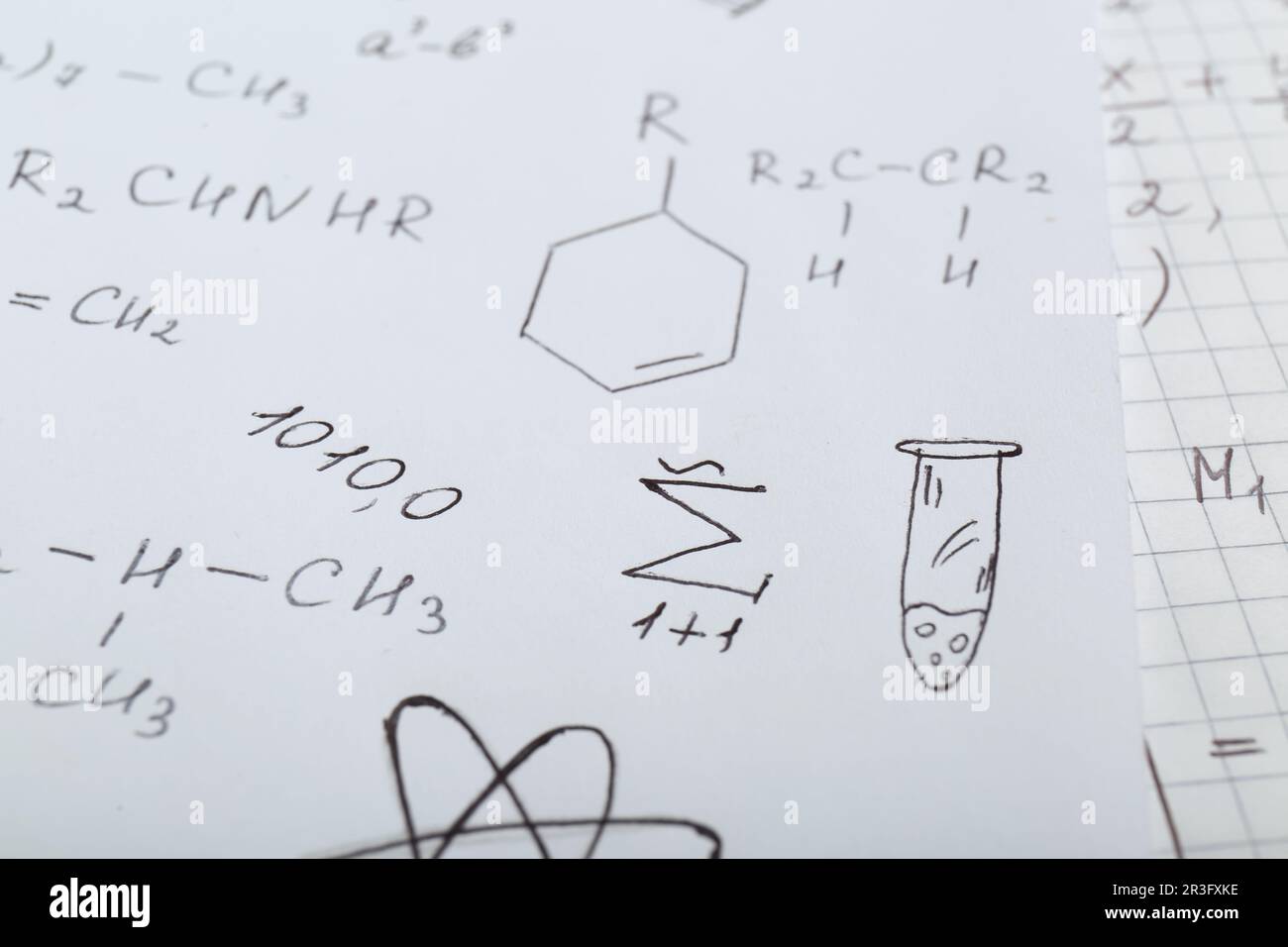 Blatt Papier mit verschiedenen chemischen Formeln, Nahaufnahme Stockfoto