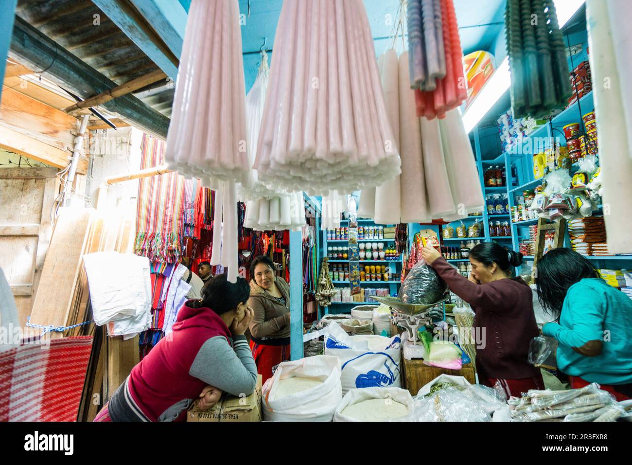 Tienda de Velas y Candela, Mercado municipal, Santa María Nebaj, Departamento de El Quiché, Guatemala, Mittelamerika. Stockfoto