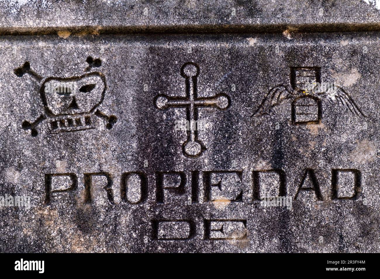 Tafel mit Bestattungssymbolen, Friedhof Alaró, Mallorca, Balearen, Spanien. Stockfoto