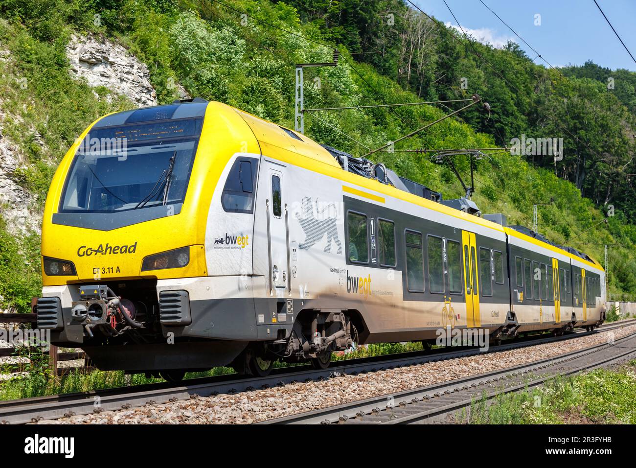 Regionalzug Regionalzug bwegt von GoAhead auf Geislinger Steige bei Geislingen, Deutschland Stockfoto