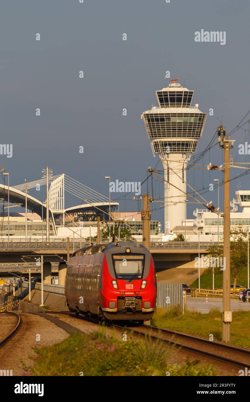 Regionalzug Bombardier Talent 2 am Flughafen München im vertikalen Format Stockfoto