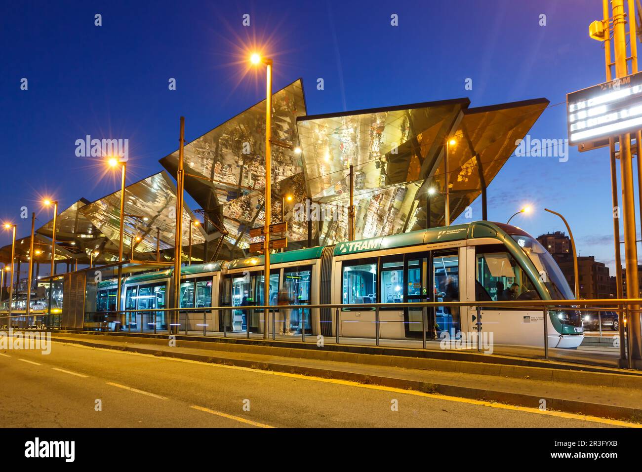 Moderne Straßenbahn Alstom Citadis Straßenbahn Barcelona Öffentlicher Verkehr Verkehr in Barcelona, Spanien Stockfoto