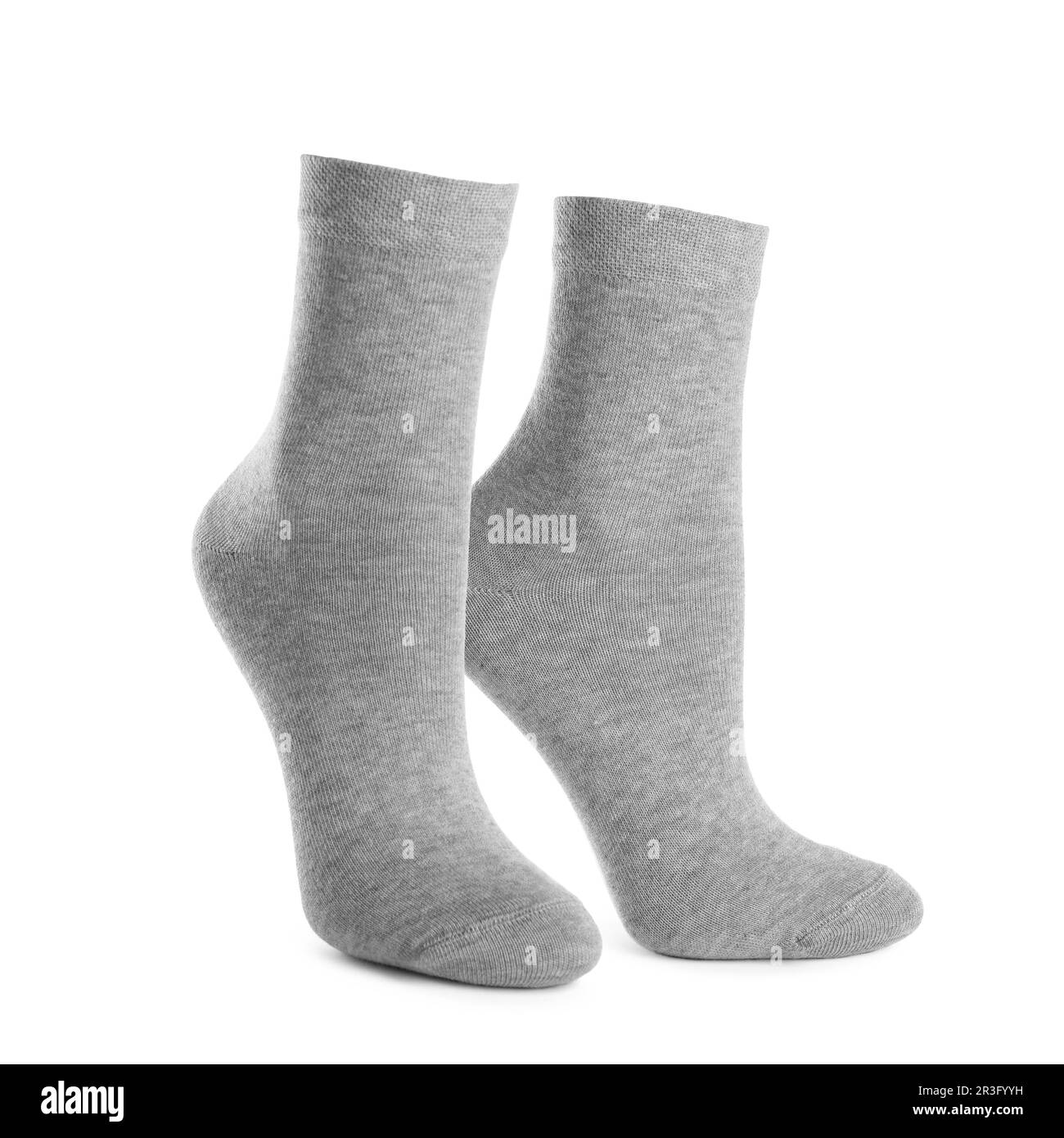 Ein Paar hellgraue Socken, isoliert auf Weiß Stockfoto