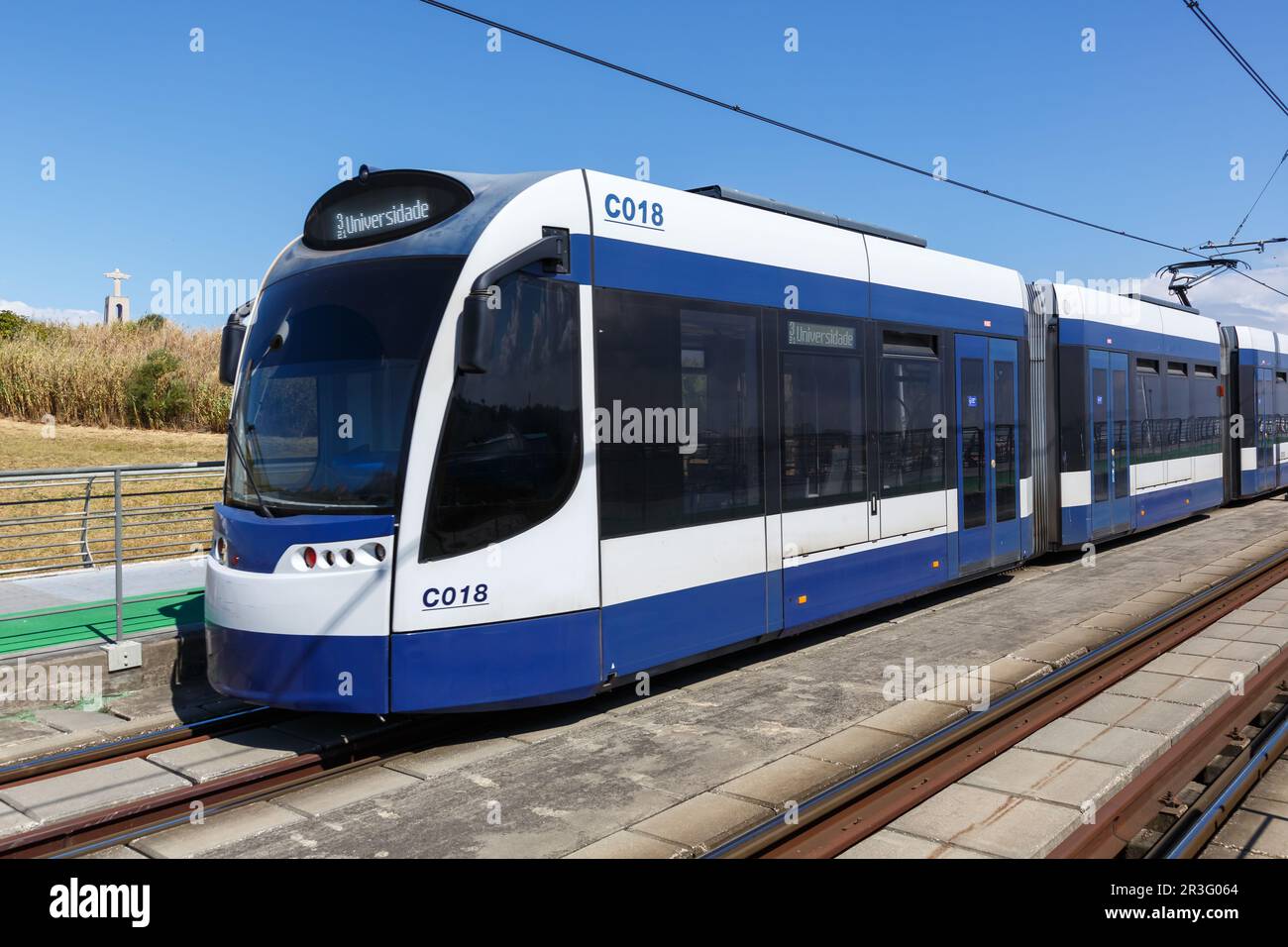 Modernes Stadtbahnsystem Siemens Combino Metro Sul do Tejo Straßenbahn Öffentlicher Verkehr Verkehr in Lissabon, Portugal Stockfoto