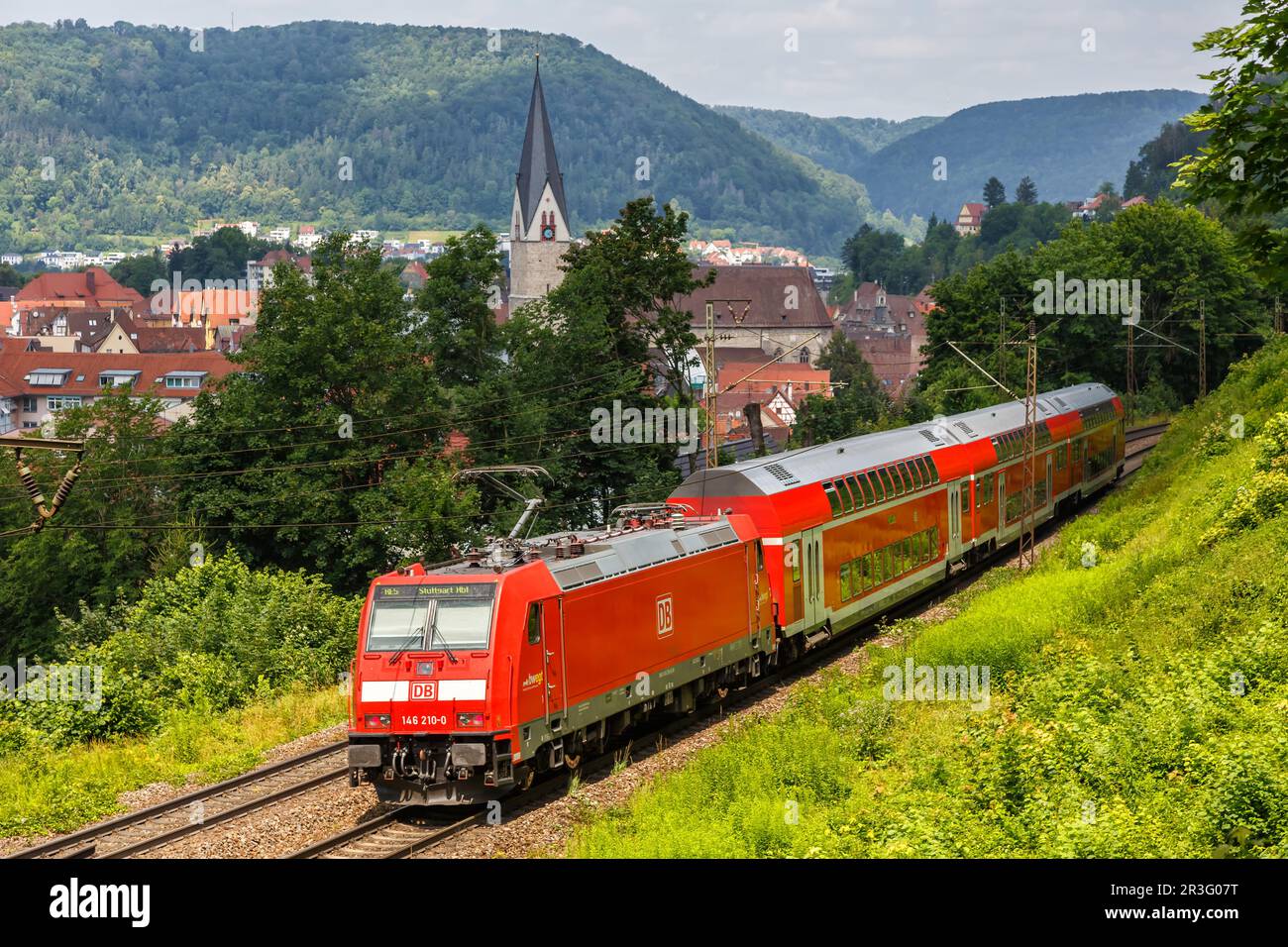 Regionalzug Regionalzug der Bwegt der Deutschen Bahn auf der Geislinger Steige bei Geislingen, Deutschland Stockfoto