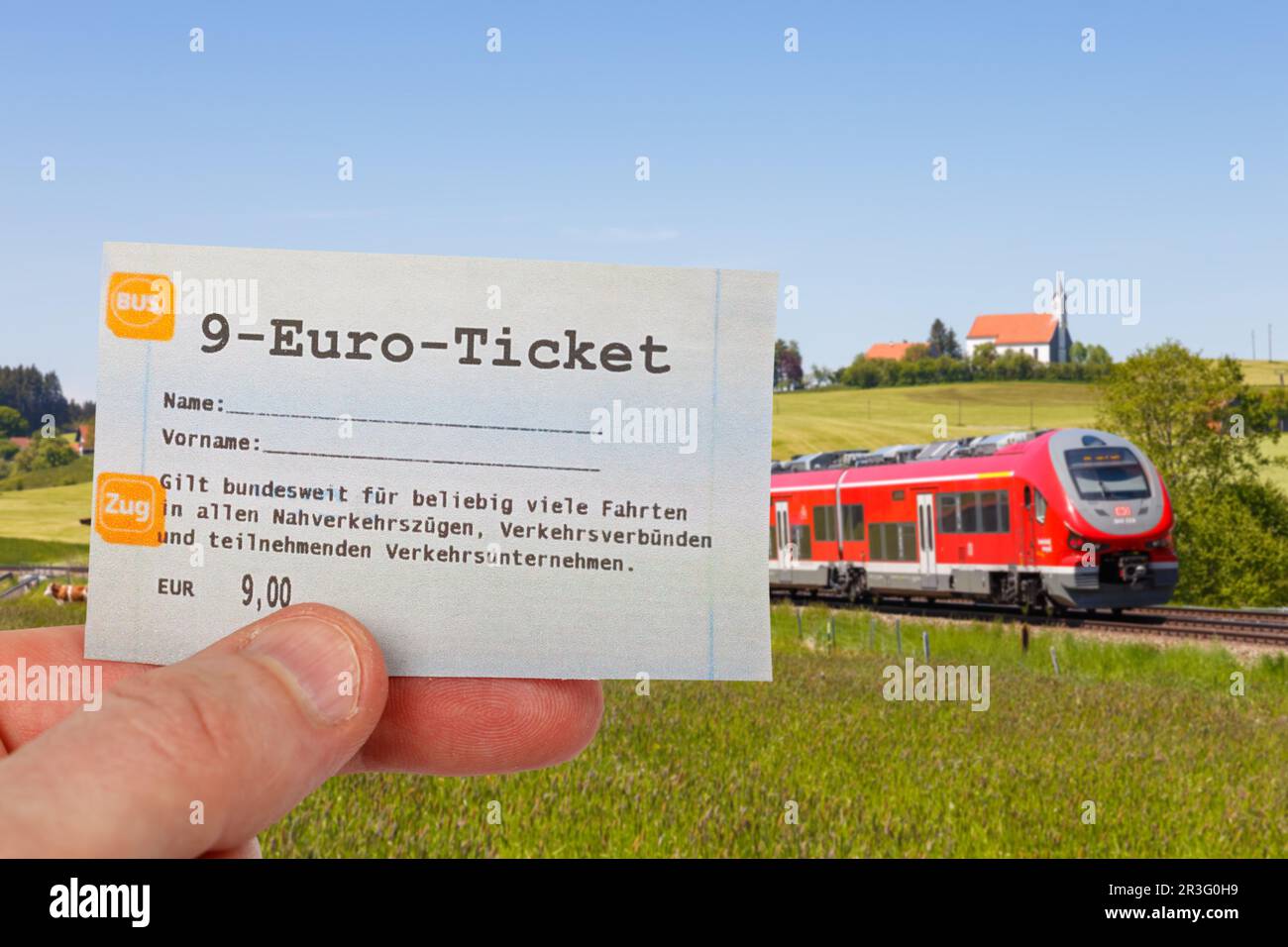 9-Euro-Ticket 9-Euro-Ticket mit Regionalzug Regionalbahn Fotomontage in Aitrang, Deutschland Stockfoto