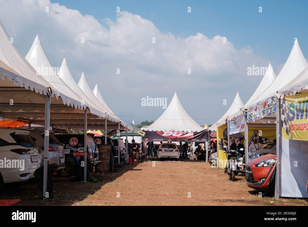 Paddock-Zelte für das Mitglied des Rennteams auf der Kejurnas Sprint Rally in Bedali, Lawang, Malang. 21. Mai 2023 Stockfoto