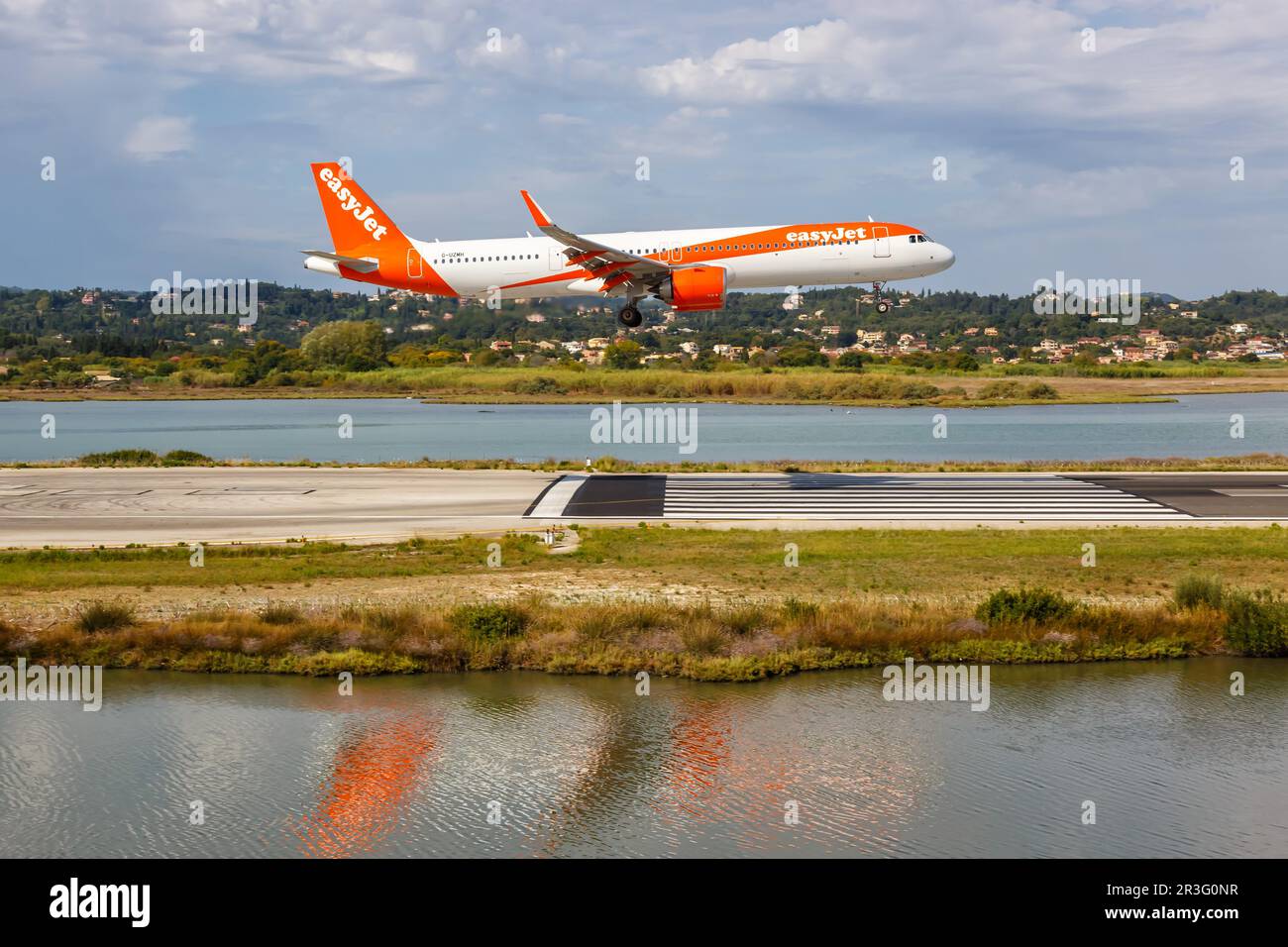 EasyJet Airbus A321neo Aircraft Corfu Airport in Griechenland Stockfoto