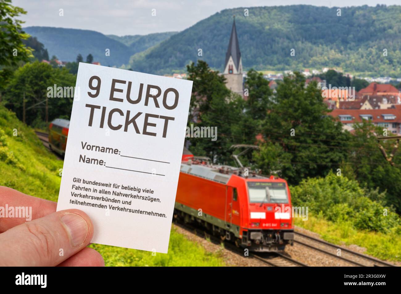 9-Euro-Ticket 9-Euro-Ticket mit Regionalzug Regionalbahn Fotomontage in Geislingen, Deutschland Stockfoto