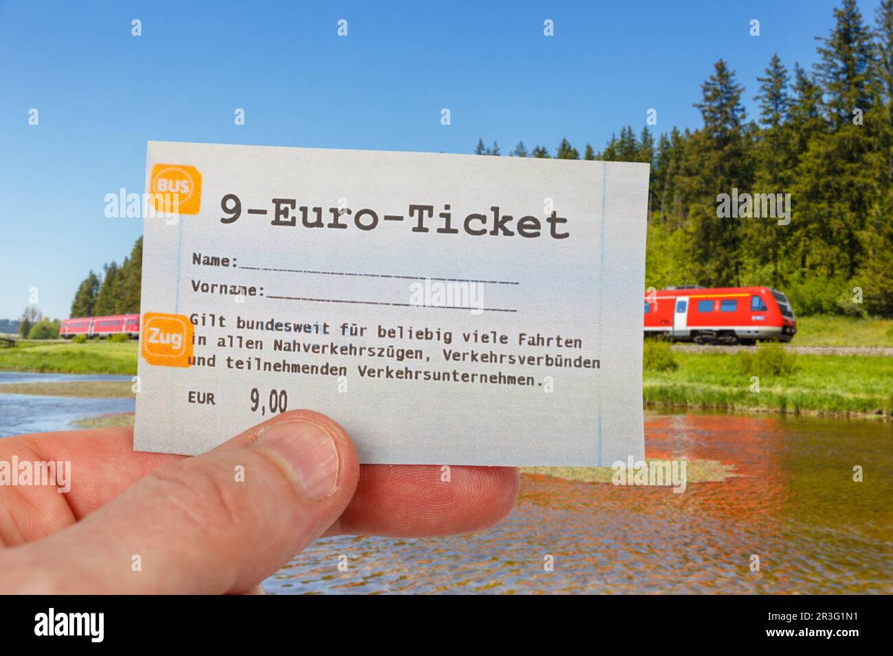 9-Euro-Ticket 9-Euro-Ticket mit Regionalzug Regionalbahn Fotomontage in Ruderatshofen, Deutschland Stockfoto