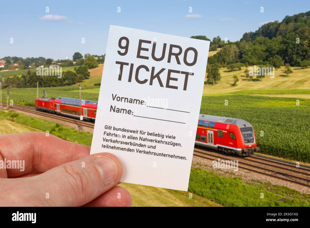 9-Euro-Ticket 9-Euro-Ticket mit Regionalzug Regionalbahn Fotomontage in Uhingen, Deutschland Stockfoto