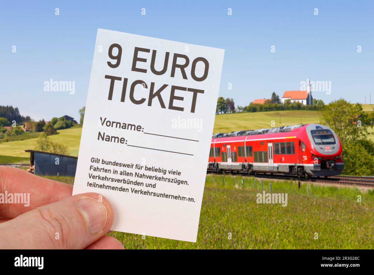 9-Euro-Ticket 9-Euro-Ticket mit Regionalzug Regionalbahn Fotomontage in Aitrang, Deutschland Stockfoto