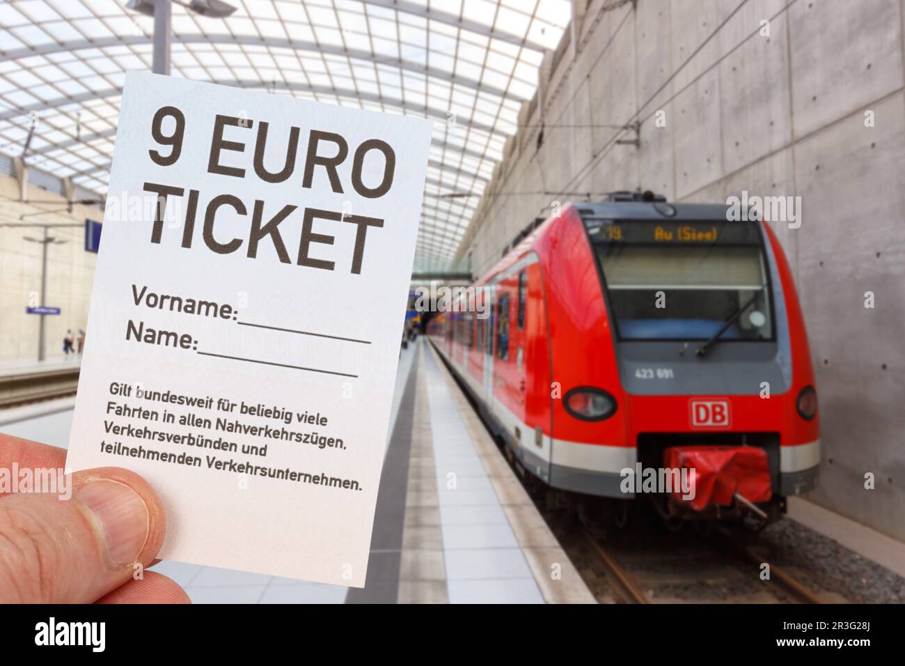 9-Euro-Ticket 9-Euro-Ticket mit Regionalzug Regionalbahn Fotomontage in Köln Stockfoto