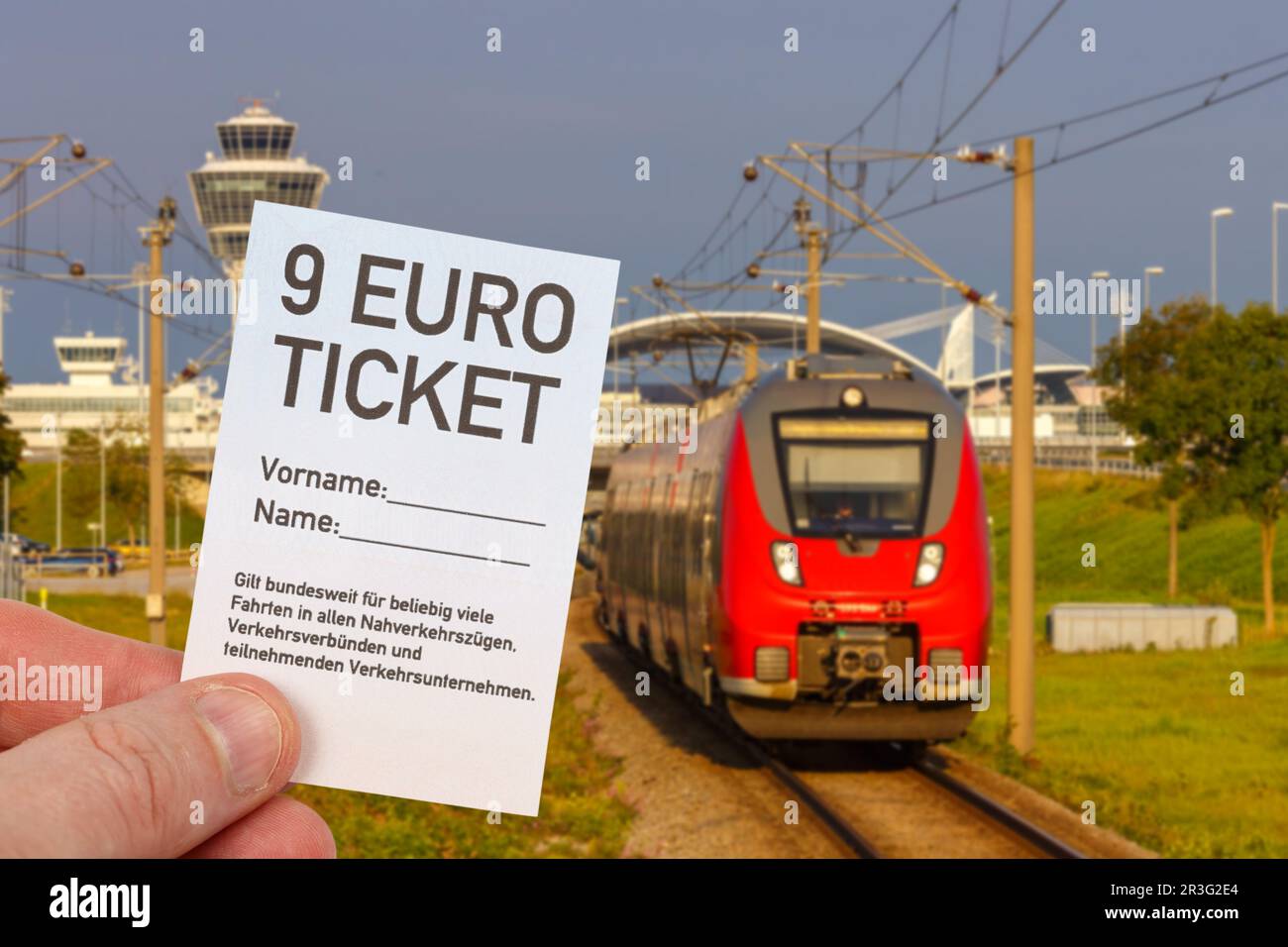 9-Euro-Ticket 9-Euro-Ticket mit Regionalzug Regionalbahn Fotomontage in München Stockfoto