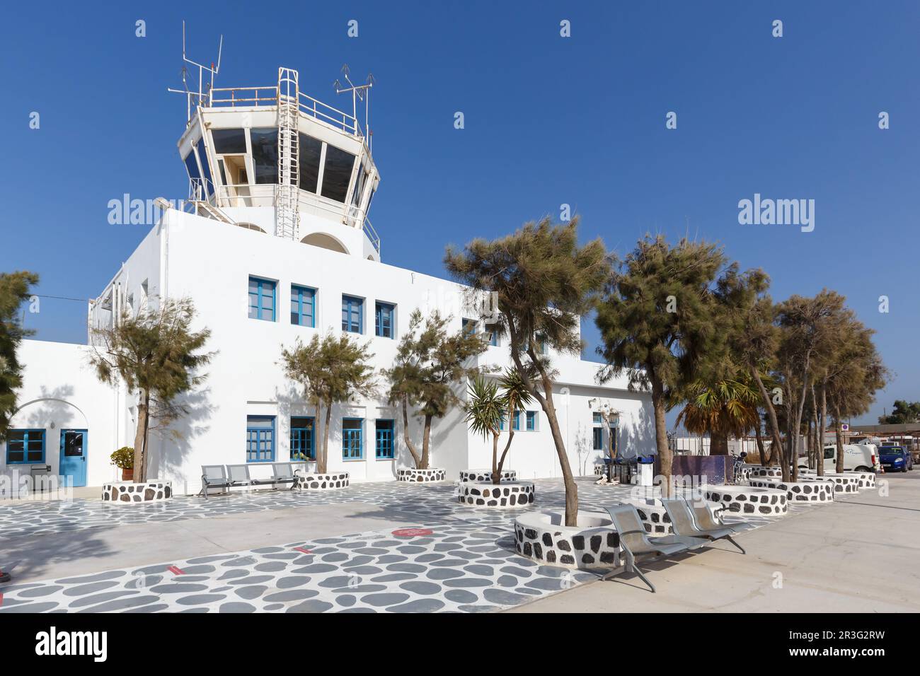 Flughafen Santorini (JTR), altes Terminal mit Turm in Griechenland Stockfoto