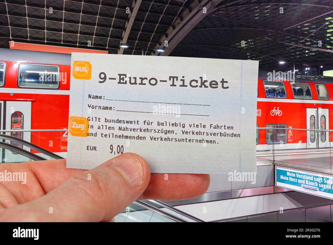 9-Euro-Ticket 9-Euro-Ticket mit Regionalzug Regionalbahn Fotomontage in Berlin, Deutschland Stockfoto