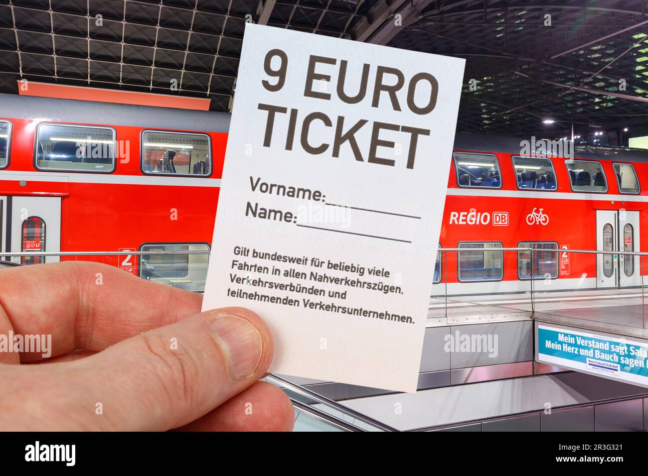9-Euro-Ticket 9-Euro-Ticket mit Regionalzug Regionalbahn Fotomontage in Berlin, Deutschland Stockfoto