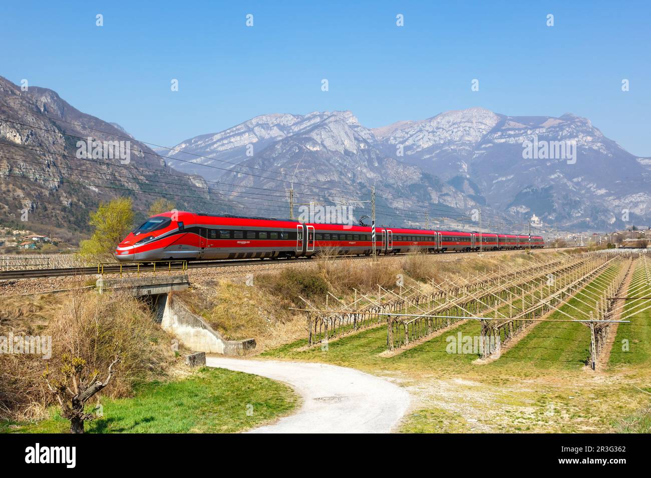 Frecciarossa FS ETR 1000 Hochgeschwindigkeitszug von Trenitalia auf der Brenner-Strecke bei Avio in Italien Stockfoto