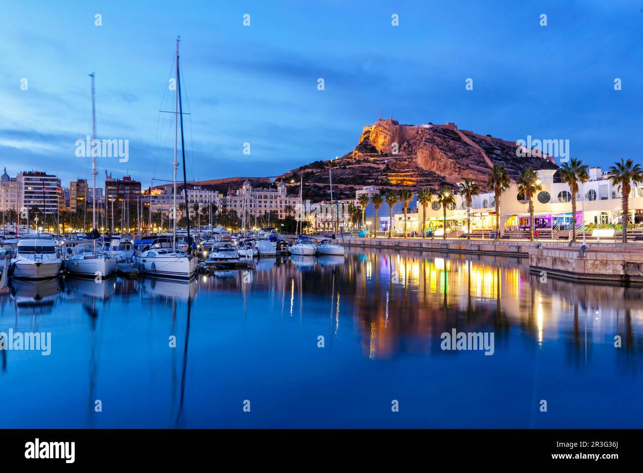 Hafen von Alicante bei Nacht Port d'Alacant Marina mit Booten und Blick auf Castillo Castle Urlaubsreise Stadt in Spanien Stockfoto