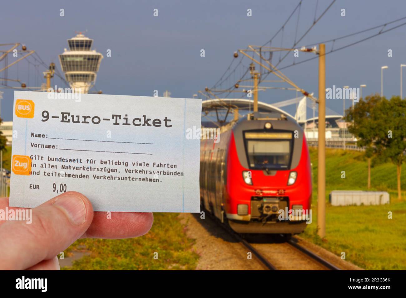 9-Euro-Ticket 9-Euro-Ticket mit Regionalzug Regionalbahn Fotomontage in München Stockfoto