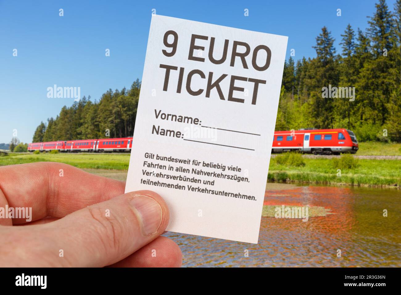 9-Euro-Ticket 9-Euro-Ticket mit Regionalzug Regionalbahn Fotomontage in Ruderatshofen, Deutschland Stockfoto