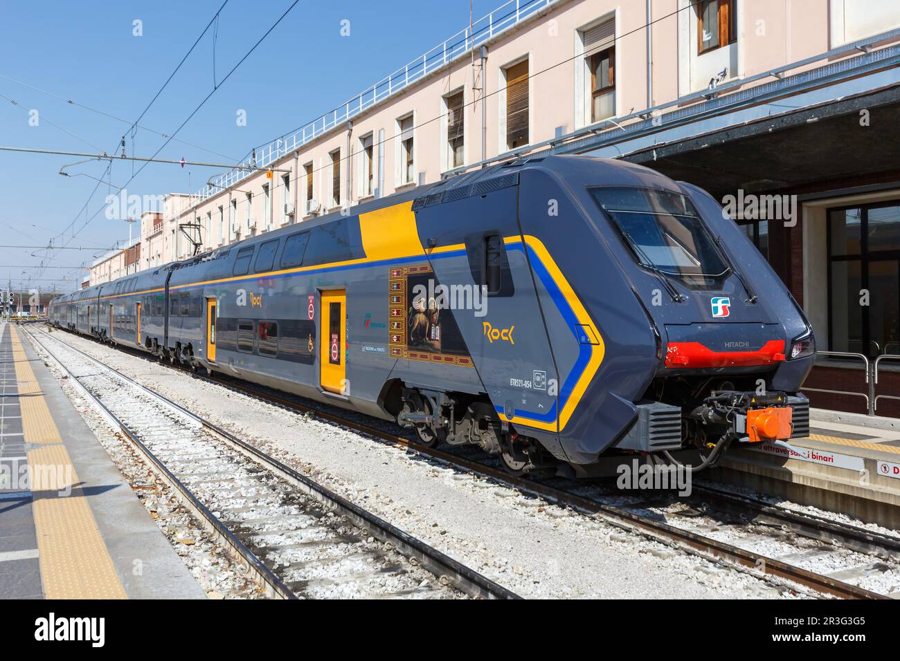 Hitachi Caravaggio Rock Pendlerzug Regionalzug von Trenitalia am Bahnhof Venezia Santa Lucia in Venedig, Italien Stockfoto