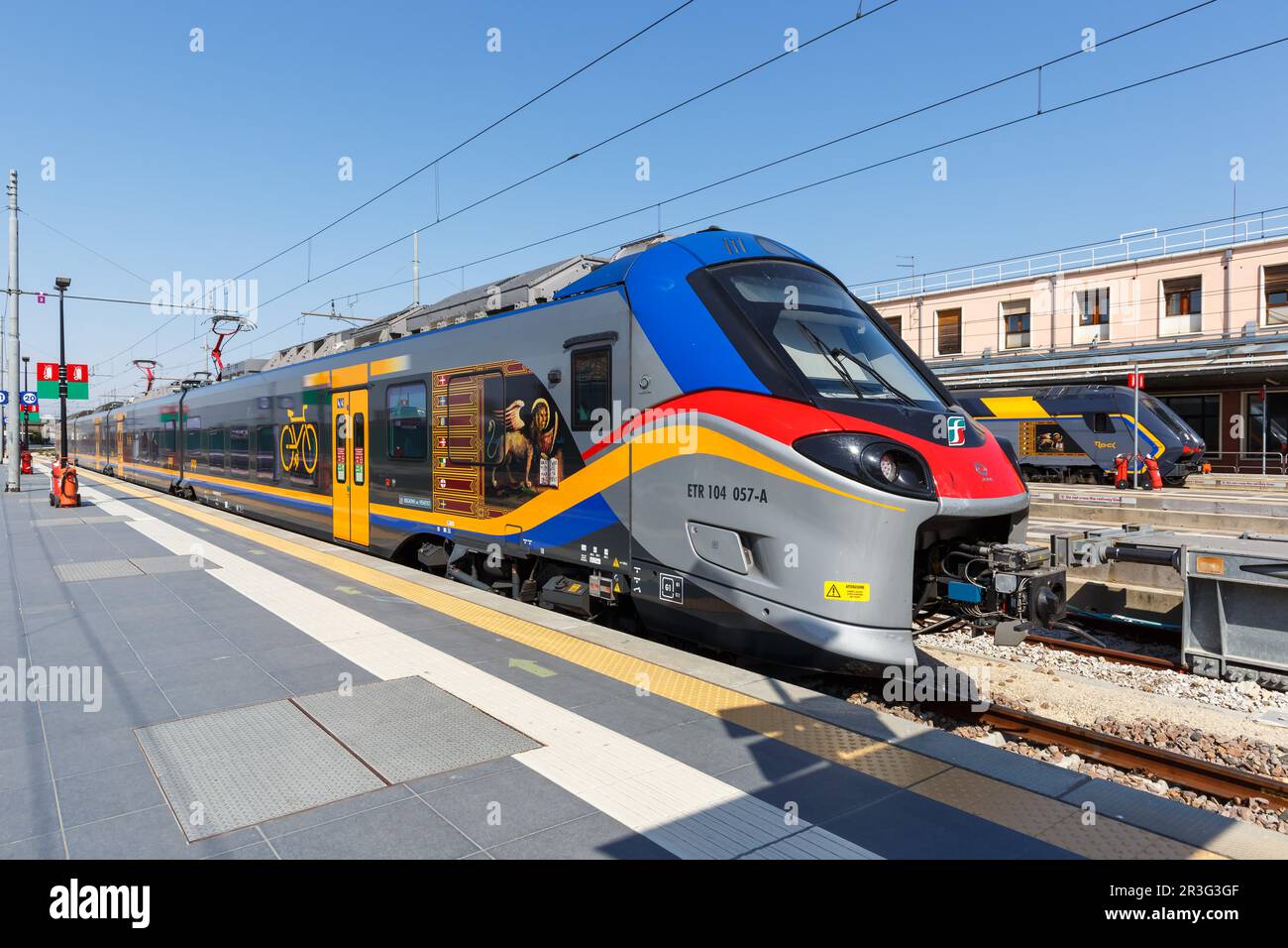 Alstom Coradia Stream Pendlerzug Regionalzug von Trenitalia am Bahnhof Venezia Santa Lucia in Venedig, Italien Stockfoto