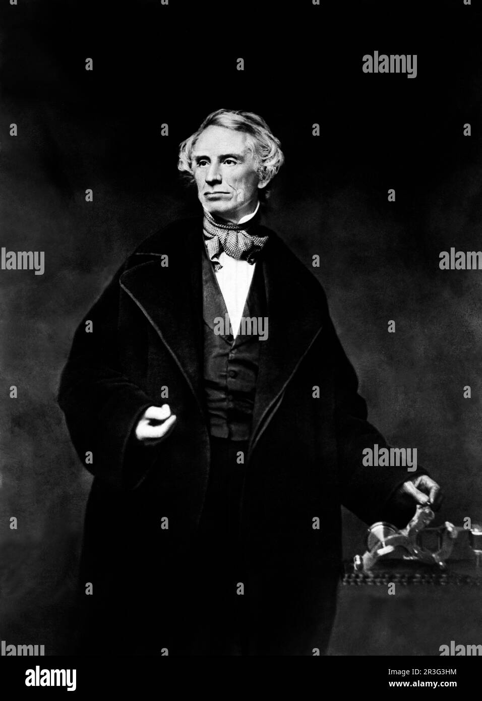 Samuel F.B. Morse, Porträt halber Länge, mit linker Hand auf einem Telegrafengerät posieren. Stockfoto