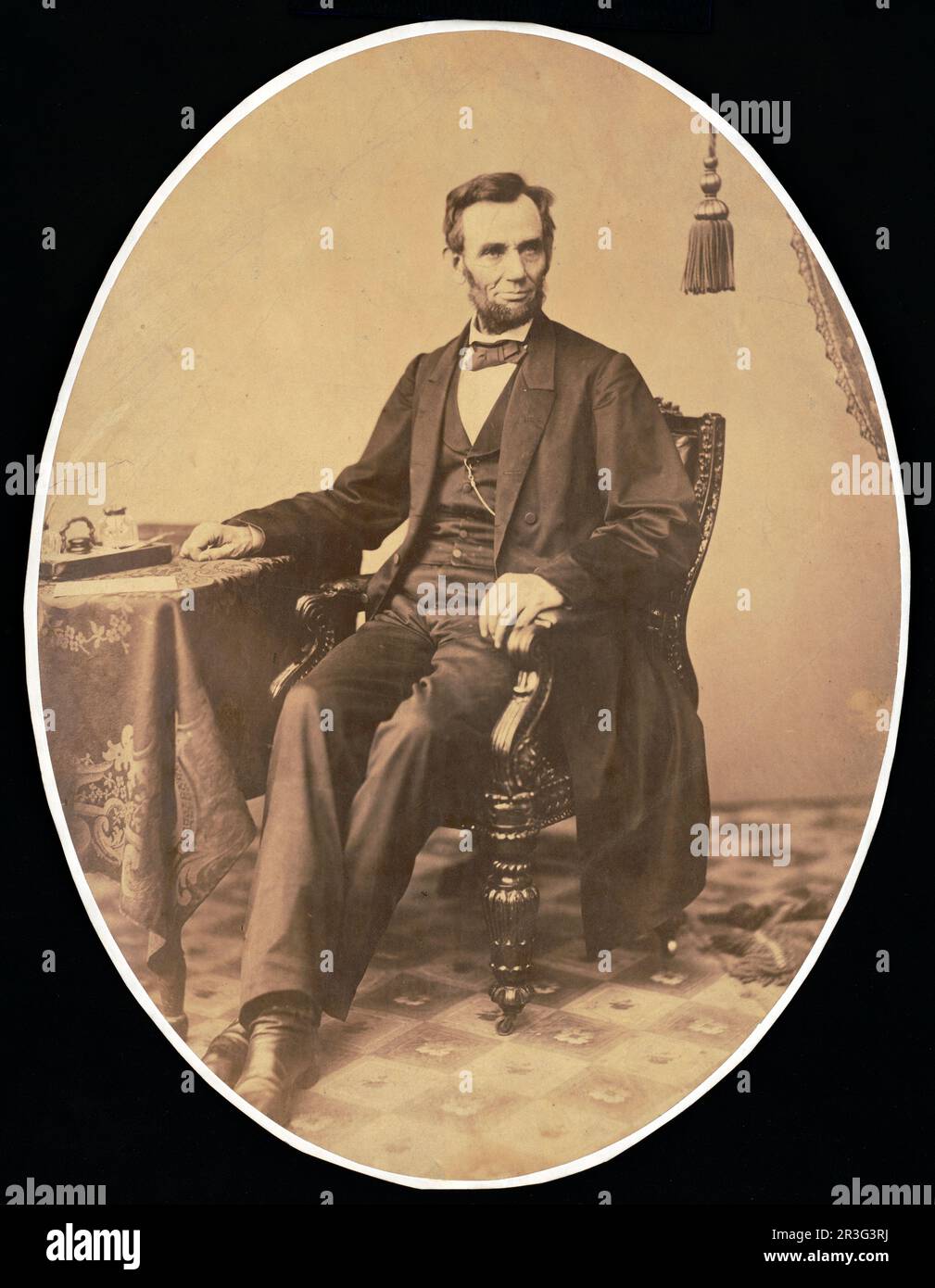 Abraham Lincoln, sitzt mit dem rechten Arm auf dem Tisch, 1864. Stockfoto